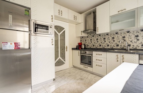 Fenerbahce Apartment | Elegant Flat w Balcony BBQ 5 min to Bagdat Ave