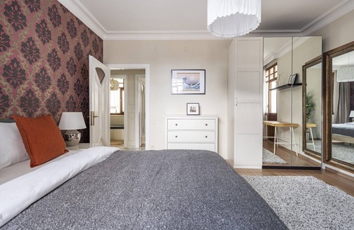 Fenerbahce Apartment | Elegant Flat w Balcony BBQ 5 min to Bagdat Ave