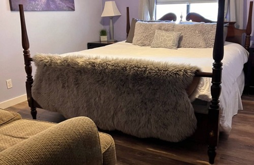 Cornville Apartment | Elegant Getaway at the Lavendar Suite