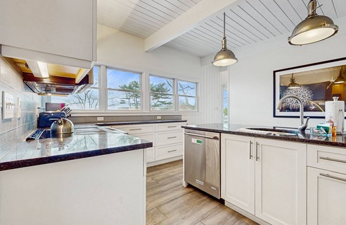 Rye House | Elegant getaway with lovely deck, ocean & sunrise views, foosball & washer/dryer