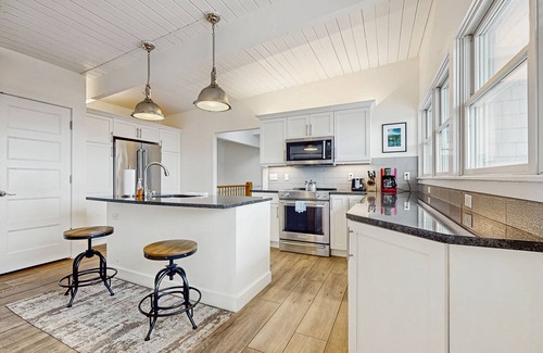 Rye House | Elegant getaway with lovely deck, ocean & sunrise views, foosball & washer/dryer