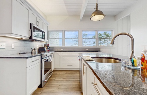 Rye House | Elegant getaway with lovely deck, ocean & sunrise views, foosball & washer/dryer
