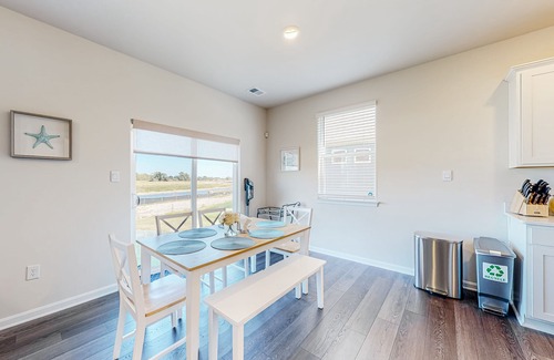 Millville House | Elegant home in Millville by the Sea with 2 pools, gym, dock & W/D
