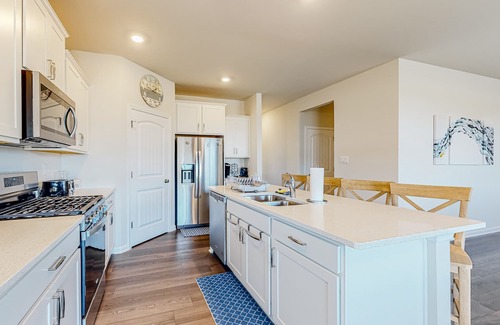 Millville House | Elegant home in Millville by the Sea with 2 pools, gym, dock & W/D