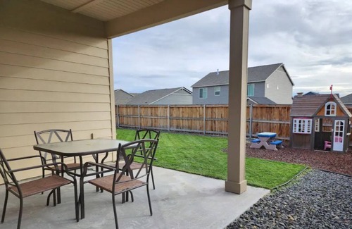 Tri-Cities House | Elegant Home with Game Room near Local Wineries