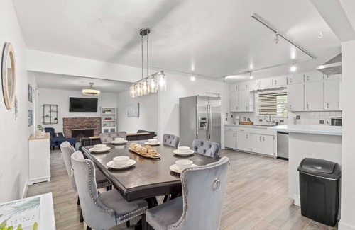 Clovis House | Elegant Hot tub l Fire Pit l BBQ l Oldtown Clovis