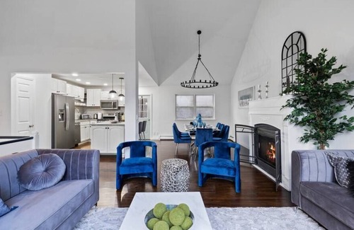 Blooming Grove House | Elegant House, Beautiful Nature 6.5 Acres of Woods