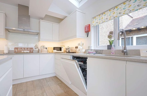 Northampton House | Elegant House in Excellent Location Sleeps 8 Free Parking Fast Wifi VirginTV