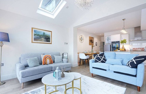 Northampton House | Elegant House in Excellent Location Sleeps 8 Free Parking Fast Wifi VirginTV