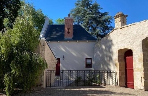 Ainay-le-Vieil Cottage | Elegant house with private garden, air conditioning and parking in Ainay-le-Vieil