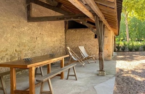 Ainay-le-Vieil Cottage | Elegant house with private garden, air conditioning and parking in Ainay-le-Vieil
