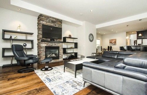 Southwest Mission House | Elegant Kelowna Retreat: Heated Pool, 4BR, AC, BBQ