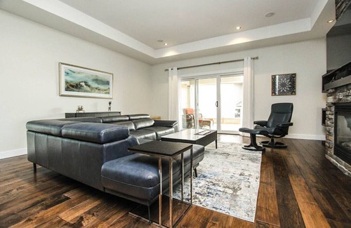 Southwest Mission House | Elegant Kelowna Retreat: Heated Pool, 4BR, AC, BBQ