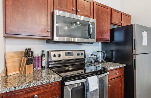 Downtown Memphis Apartment | Elegant KING SUITE downtown with a POOL and GYM