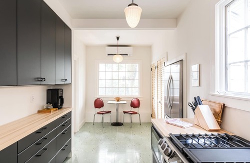 Kingston House | Elegant Kingston Townhouse - Walk to Hot Spots!