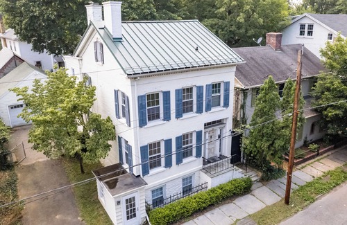 Kingston House | Elegant Kingston Townhouse - Walk to Hot Spots!