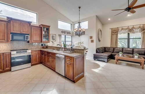 Weston House | Elegant Lakefront Pool Home Weston/ Ft Lauderdale: Short or long term