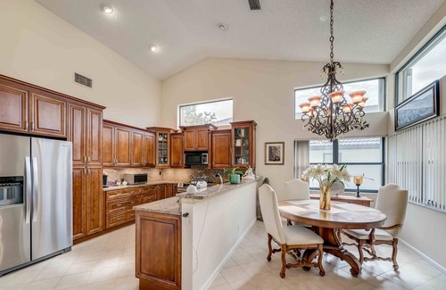 Weston House | Elegant Lakefront Pool Home Weston/ Ft Lauderdale: Short or long term