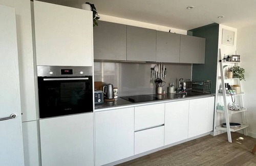 New Cross Apartment | Elegant Living Panoramic View