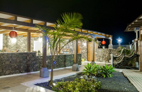Haria Apartment | Elegant Luxury Yurt, Paradise by the Beach, ideal for family/couple, private kitchen/lounge/shower r