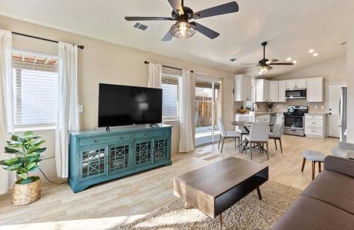Pumpkin Center House | Elegant Mid Century 2BR 2 KING Beds Retro Style