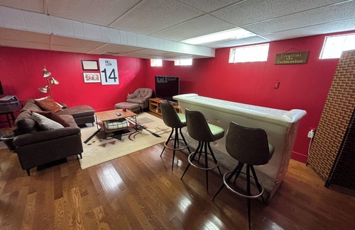 Southfield House | Elegant Mid-Century Modern Escape: 3BR Home with Vintage Flair