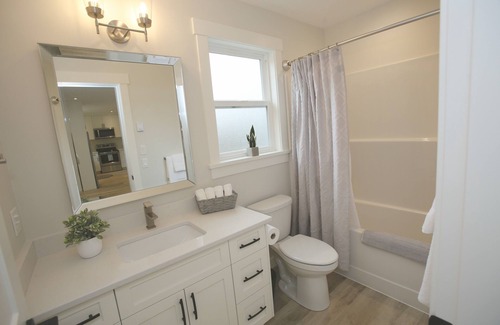Mill Bay House | Elegant Mill Bay Cottage with Spectacular Ocean View