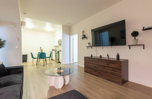Downtown Apartment | Elegant & Modern 2BR/2BA Apartment