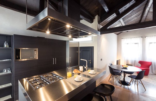 Cannaregio Apartment | Elegant Modern Design Home. Campo dei Mori. Air Conditioning. Wifi.