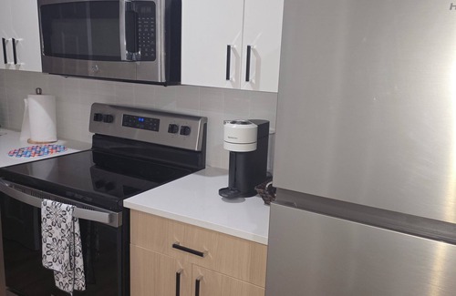 Regina House | Elegant Modern Suite with Free Parking near Parks, Malls & Transit