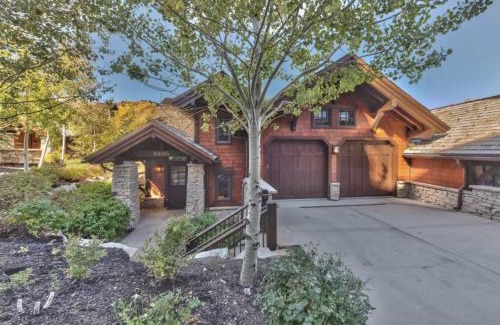 Empire Pass House | Elegant mountain retreat at Deer Valley, walk to skiing, private hot tub, mountain views