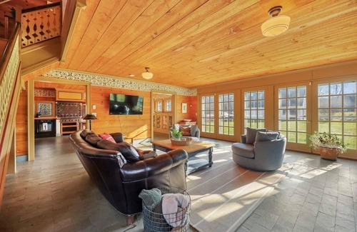 Williamstown House | Elegant Mountain View Retreat By Evergreen Home