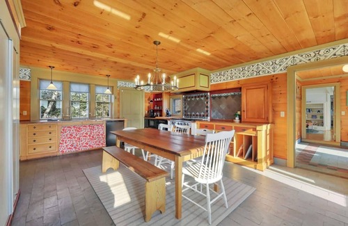 Williamstown House | Elegant Mountain View Retreat By Evergreen Home