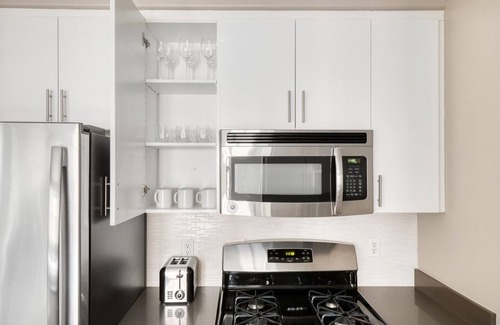 Pasadena Apartment | Elegant Pasadena 1BR w/Gym & Pool, nr Colorado Ave, by Blueground