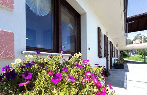 Pollone Apartment | Elegant reception in nature