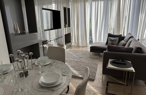 Sands End Apartment | Elegant Riverside Haven-Private entrance,Gym.