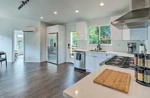 West Queen Anne House | Elegant Seattle Escape < 2 Mi to Space Needle