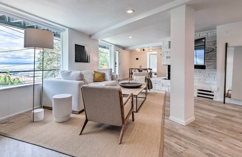 West Queen Anne House | Elegant Seattle Escape < 2 Mi to Space Needle