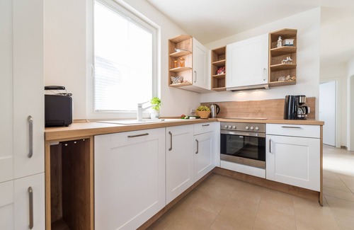 Glowe House | Elegant semi-detached house with sauna, wood-burning stove and garden, close to the beach