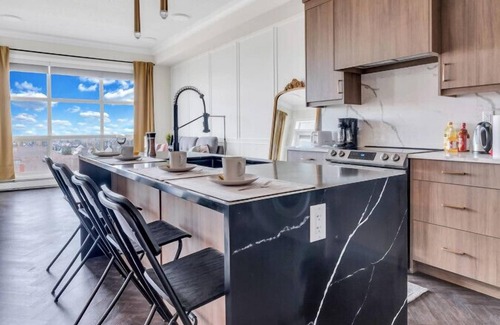Lincoln Park Apartment | Elegant Space in Currie