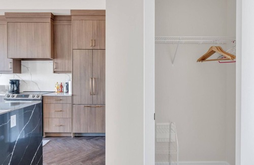 Lincoln Park Apartment | Elegant Space in Currie