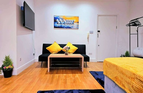 St. Helen's Condo | Elegant Spacious London Flat F