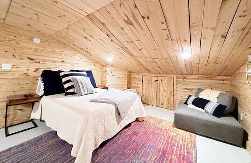 McNeill House | Elegant & Spacious Creekfront Getaway