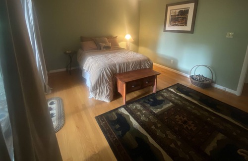 Mandana House | Elegant/Spacious home overlooking the lake