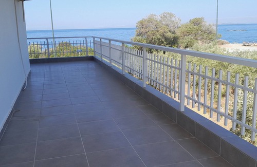 Saronida Apartment | Elegant Studio by the Sea, Athens Riviera