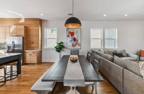 Whitney House | Elegant Stylish Home | Hot Tub & Pergola