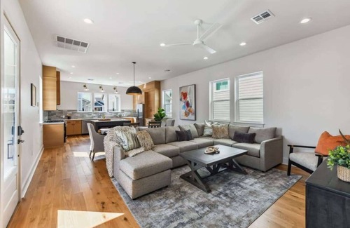 Whitney House | Elegant Stylish Home | Hot Tub & Pergola