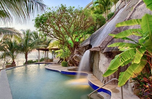Boca de Tomatlan Villa | Elegant suite with beach view