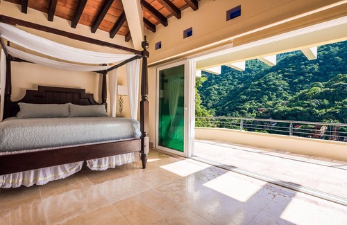 Boca de Tomatlan Villa | Elegant Suite With Beach View