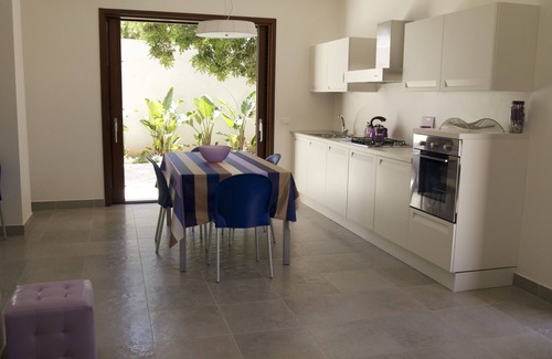 Marina di Ragusa House | Elegant summer house in the shade of a centuries-old carob